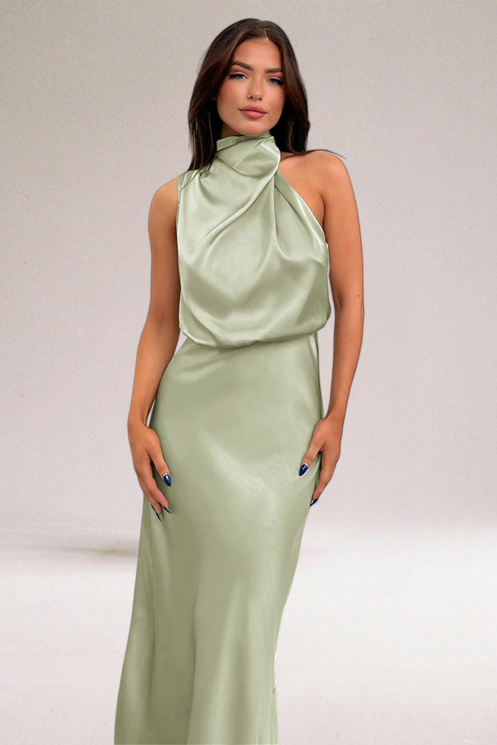 Elara Satin-Abendkleid mit Neckholder in Hellgrün