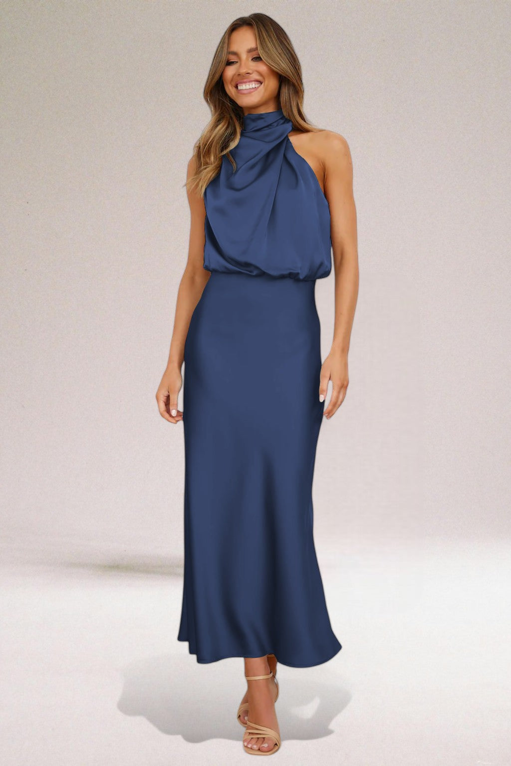 Elara Satin-Abendkleid mit Neckholder in Marineblau