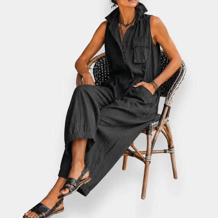 Helen Popeline-Jumpsuit in Schwarz – sitzend