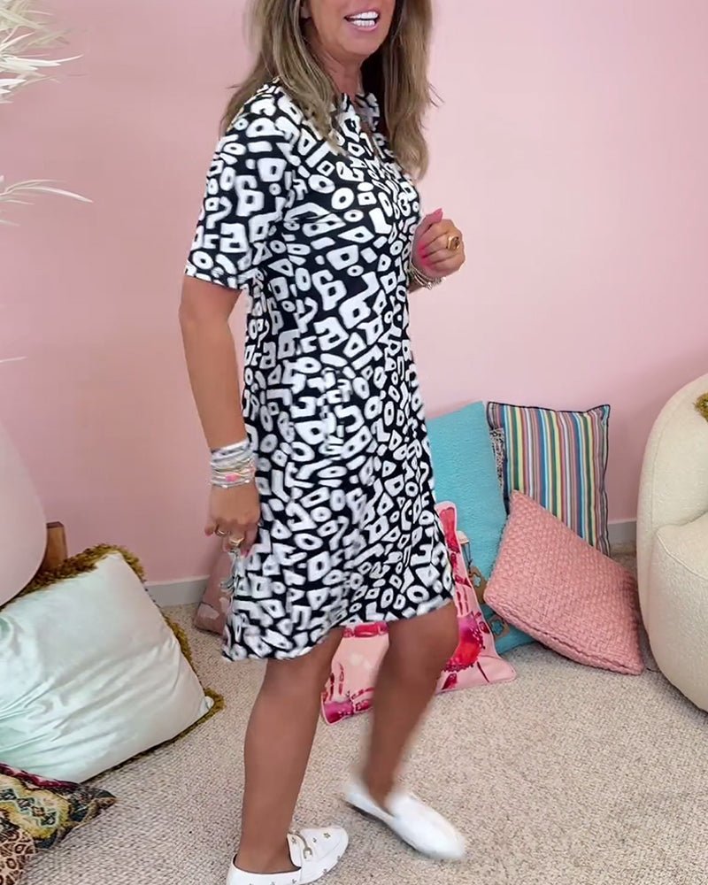 Musterzauber | Bedrucktes Kleid mit V-Ausschnitt und Taschen