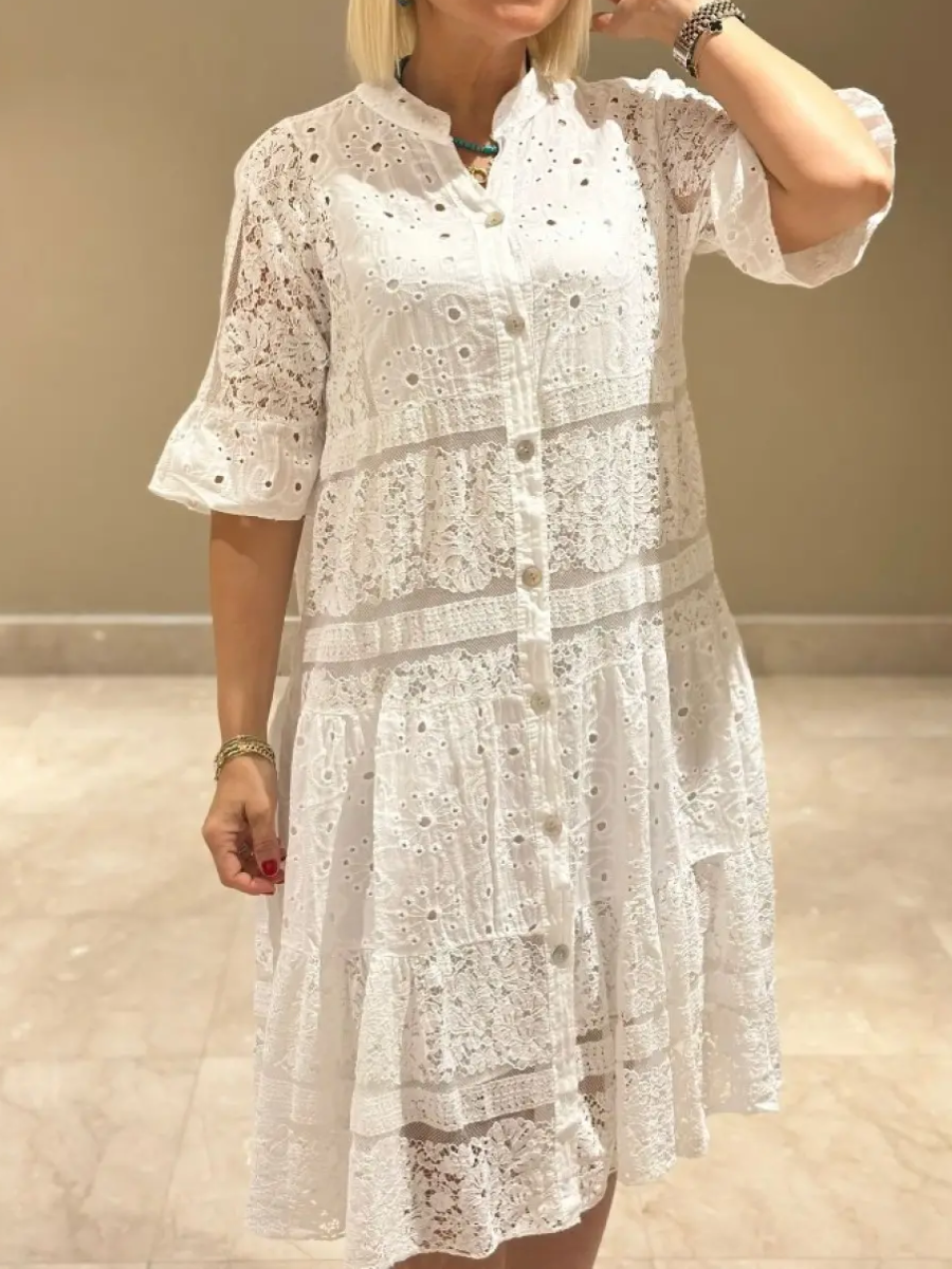 Emberlystick | Locker sitzendes Kleid mit Stickerei und Knopfleiste
