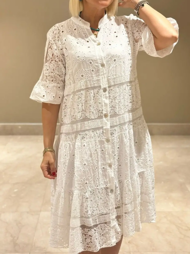 Emberlystick | Locker sitzendes Kleid mit Stickerei und Knopfleiste