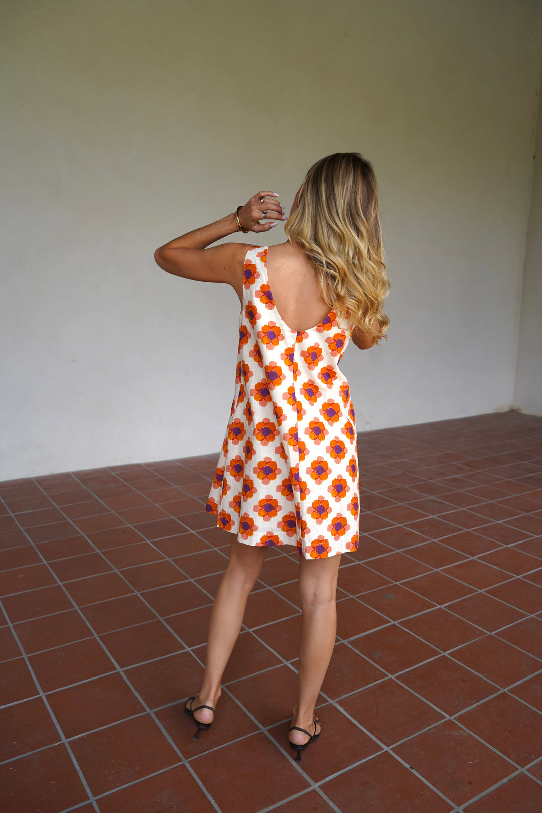 Marguerite Trapez-Kleid mit Retro-Blumenprint – Rückenausschnitt