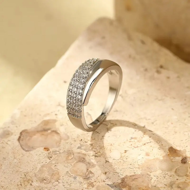 Mila Eleganter Goldring mit funkelnden Steinen