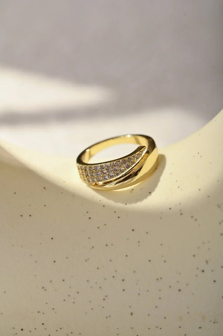 Mila Eleganter Goldring mit funkelnden Steinen