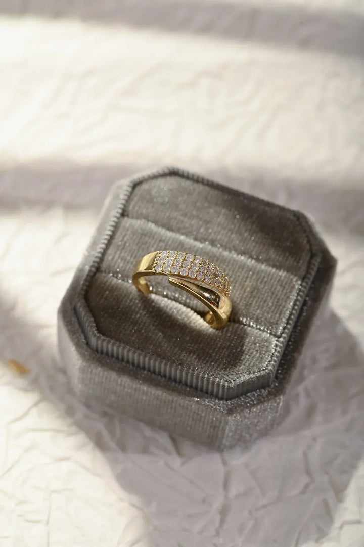 Mila Eleganter Goldring mit funkelnden Steinen