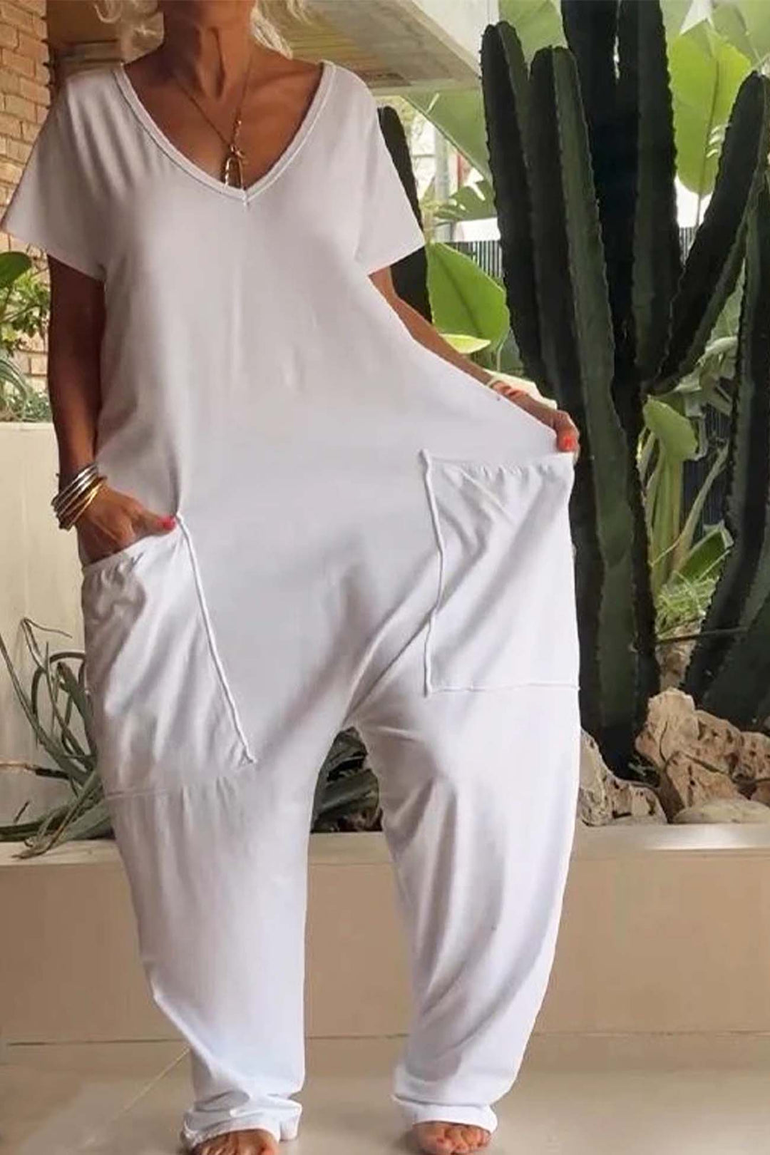 Fließmoment | Legerer Jumpsuit mit V-Ausschnitt