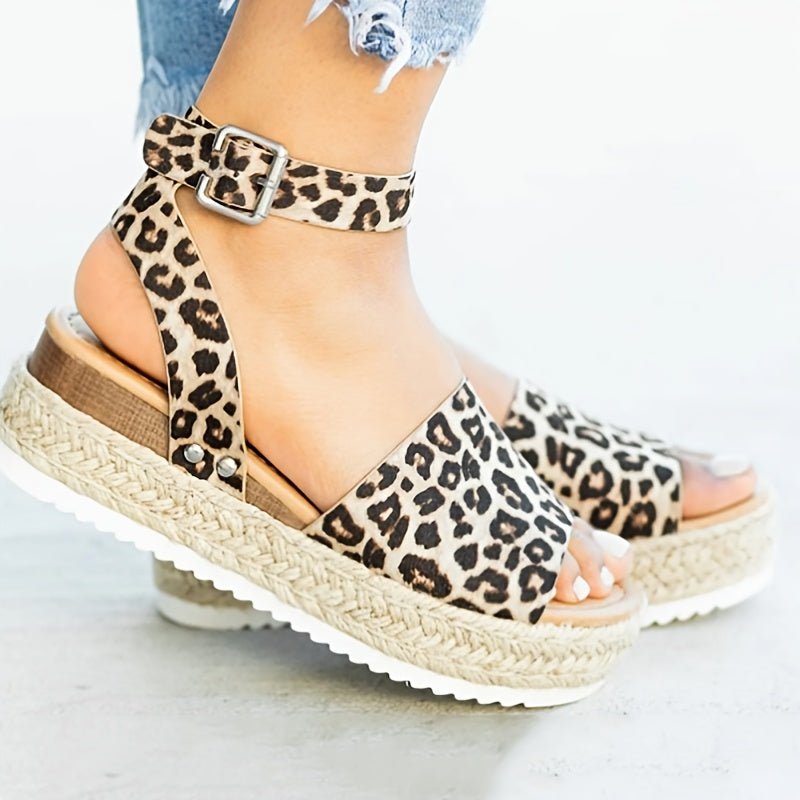Plateaustolz | Plateausandalen mit Knöchelriemen