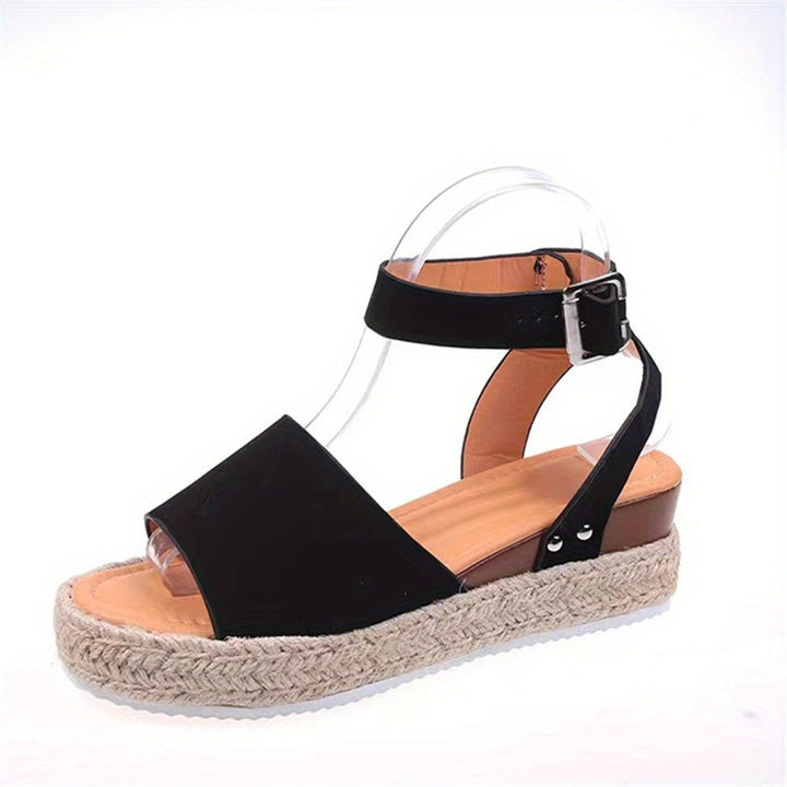 Plateaustolz | Plateausandalen mit Knöchelriemen