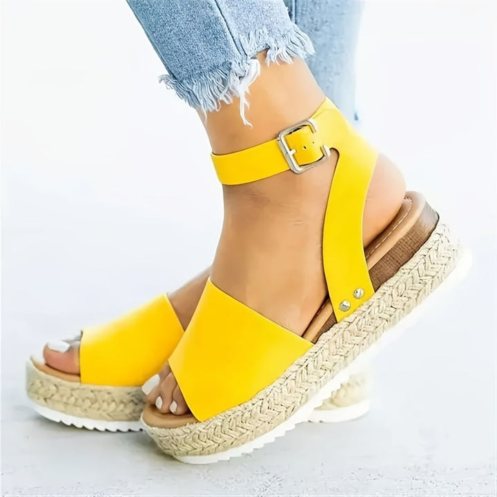 Plateaustolz | Plateausandalen mit Knöchelriemen