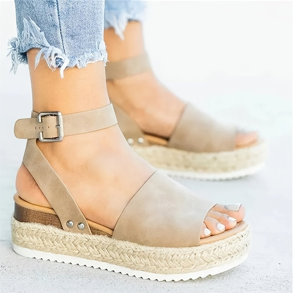 Plateaustolz | Plateausandalen mit Knöchelriemen