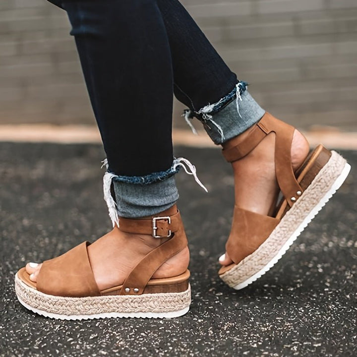 Plateaustolz | Plateausandalen mit Knöchelriemen