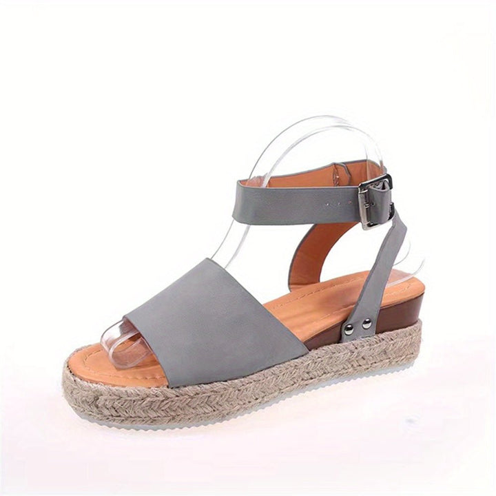 Plateaustolz | Plateausandalen mit Knöchelriemen