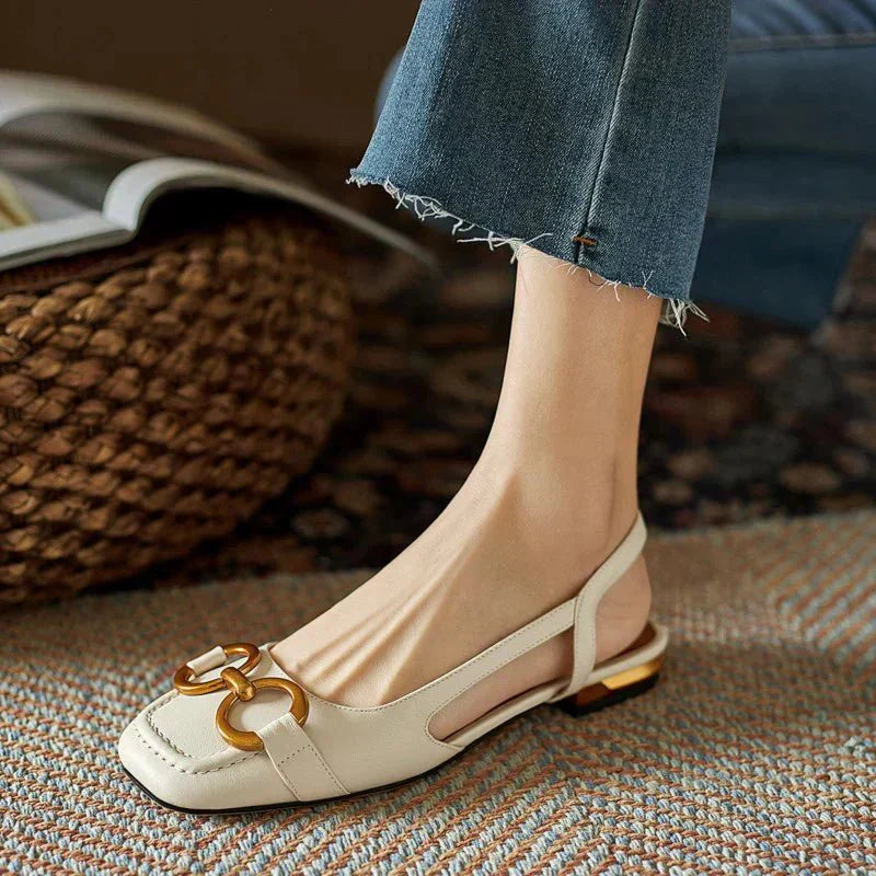 Schnallenglanz | Stilvolle orthopädische Sandalen