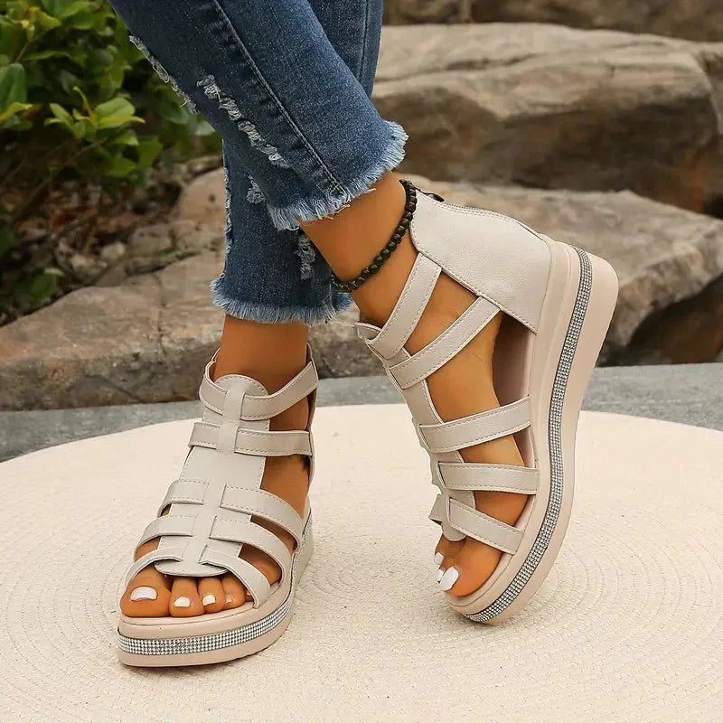 Glanzschritt | Elegante Keilsandalen