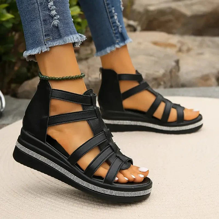 Glanzschritt | Elegante Keilsandalen