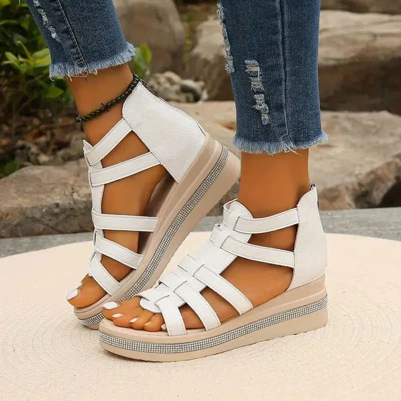 Glanzschritt | Elegante Keilsandalen