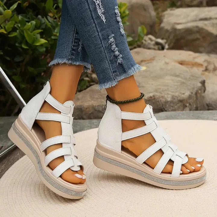 Glanzschritt | Elegante Keilsandalen