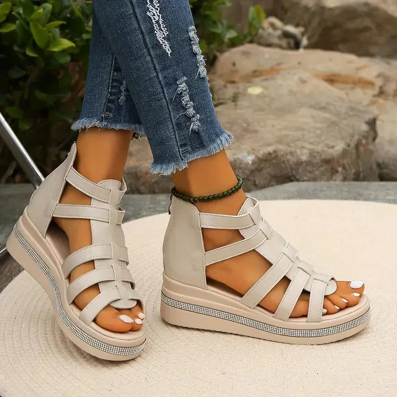 Glanzschritt | Elegante Keilsandalen