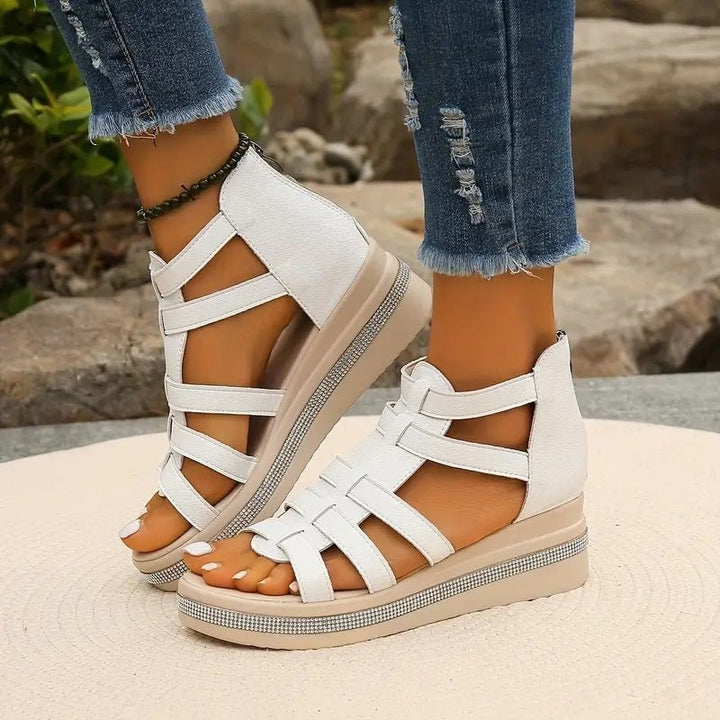 Glanzschritt | Elegante Keilsandalen