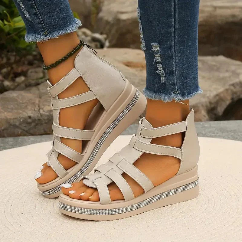 Glanzschritt | Elegante Keilsandalen
