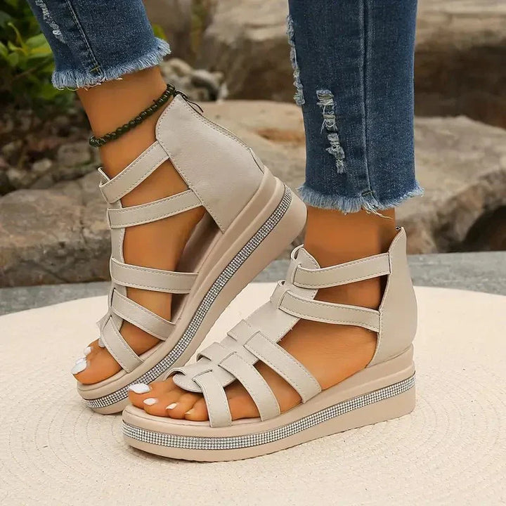 Glanzschritt | Elegante Keilsandalen