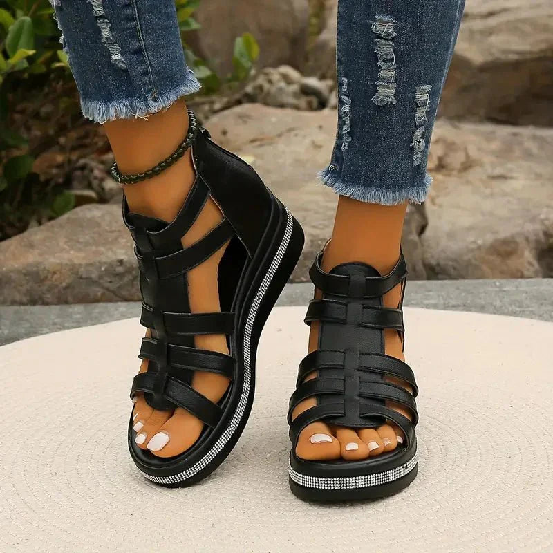 Glanzschritt | Elegante Keilsandalen
