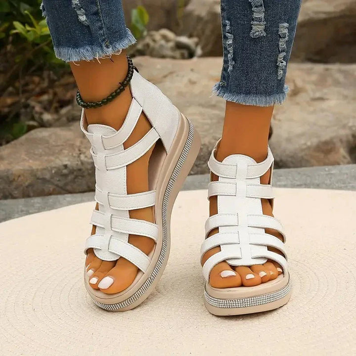 Glanzschritt | Elegante Keilsandalen