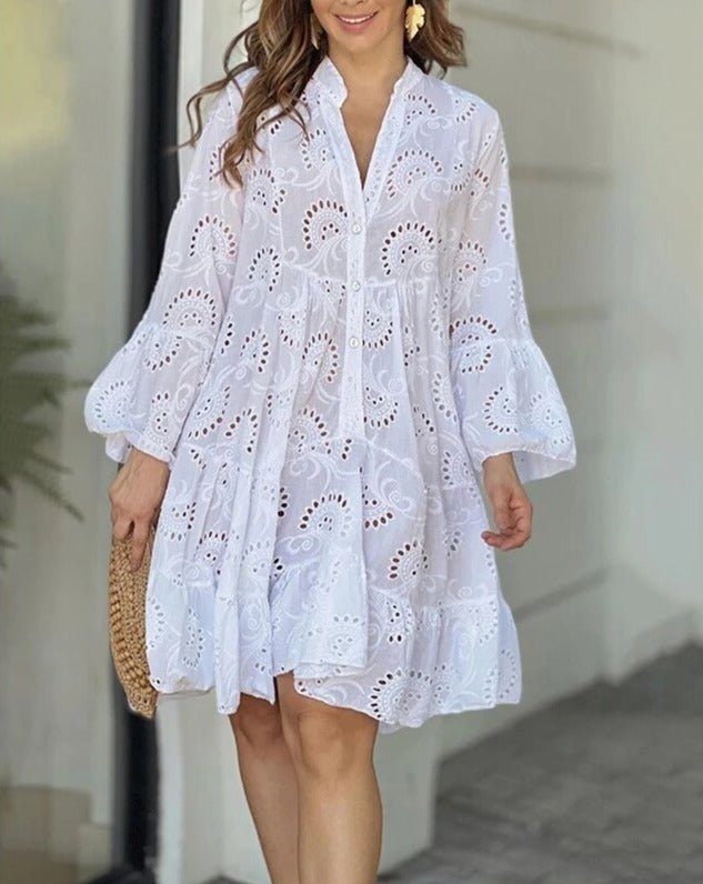 Verspieltheit | Kleid mit Lochstickerei und V-Ausschnitt