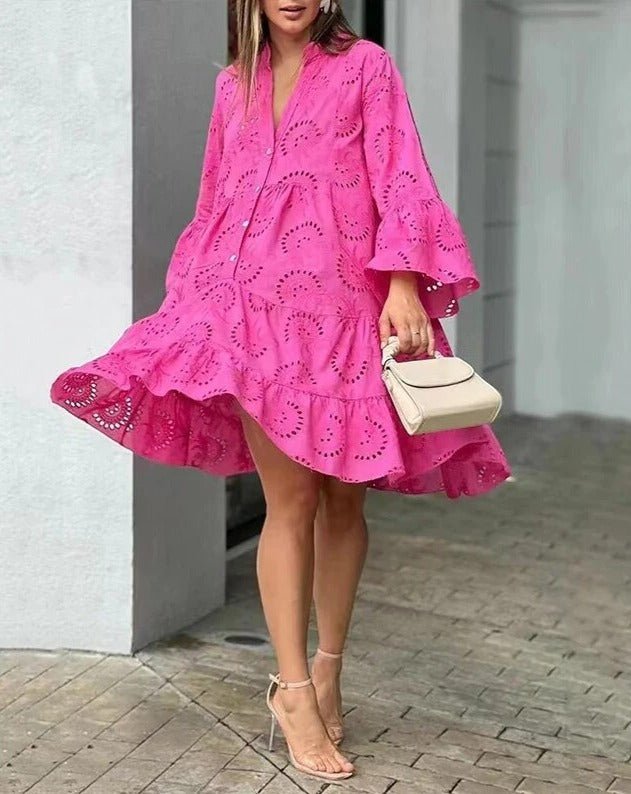 Verspieltheit | Kleid mit Lochstickerei und V-Ausschnitt