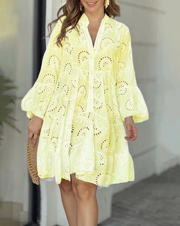 Verspieltheit | Kleid mit Lochstickerei und V-Ausschnitt