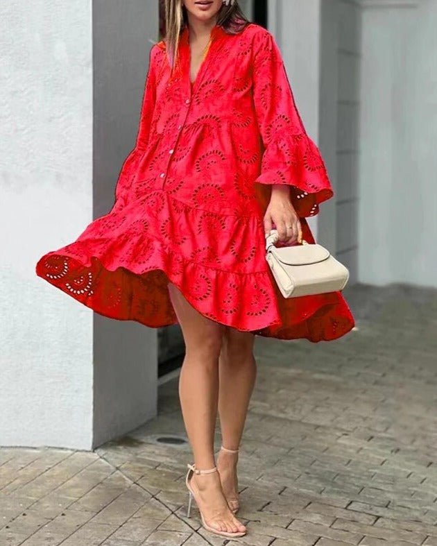 Verspieltheit | Kleid mit Lochstickerei und V-Ausschnitt
