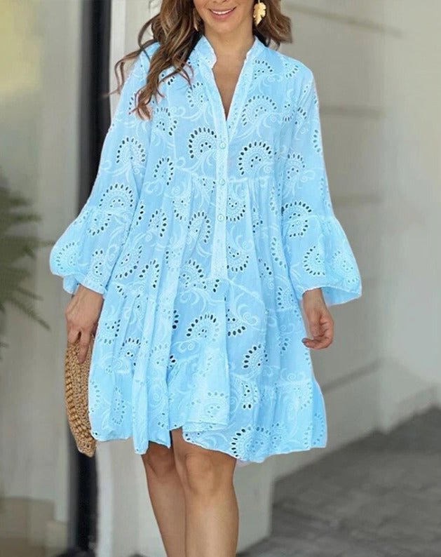 Verspieltheit | Kleid mit Lochstickerei und V-Ausschnitt