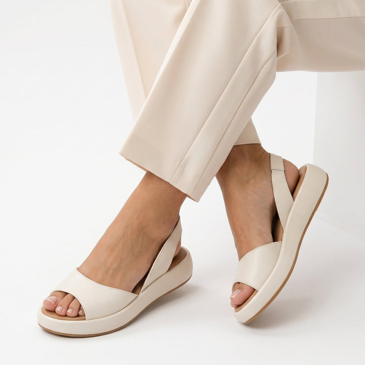 Claudia flache Sandalen mit anatomischem Fußbett in Weiß