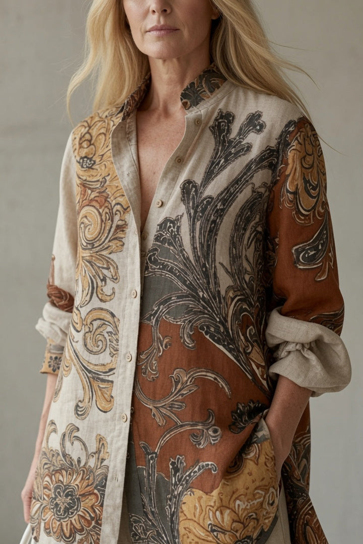 Tara Print-Bluse, Detailansicht von Stehkragen, Knopfleiste und Ornamentdruck