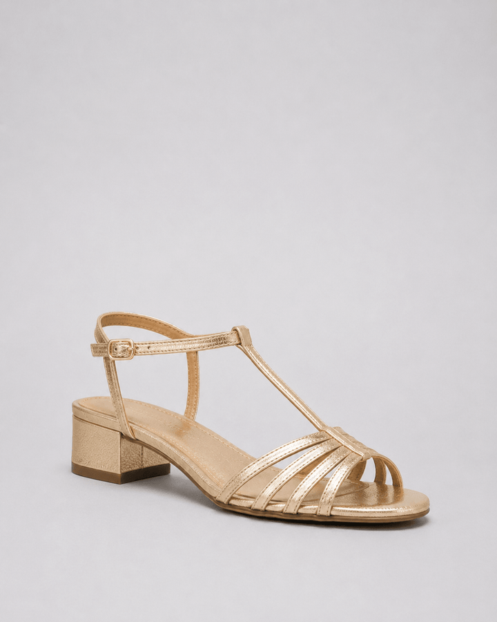 Alegre goldene Sandalen getragen
