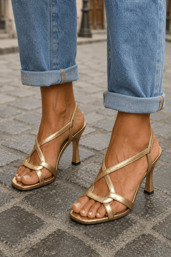 Elisabeth goldene Sandalen getragen