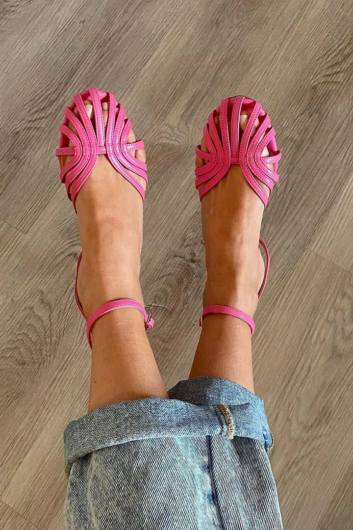 Victoria goldene Sandalen getragen