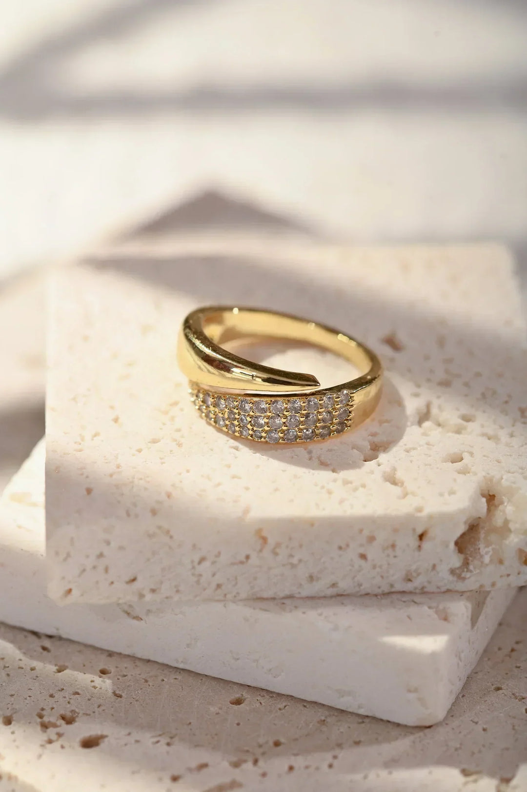 Mila Eleganter Goldring mit funkelnden Steinen