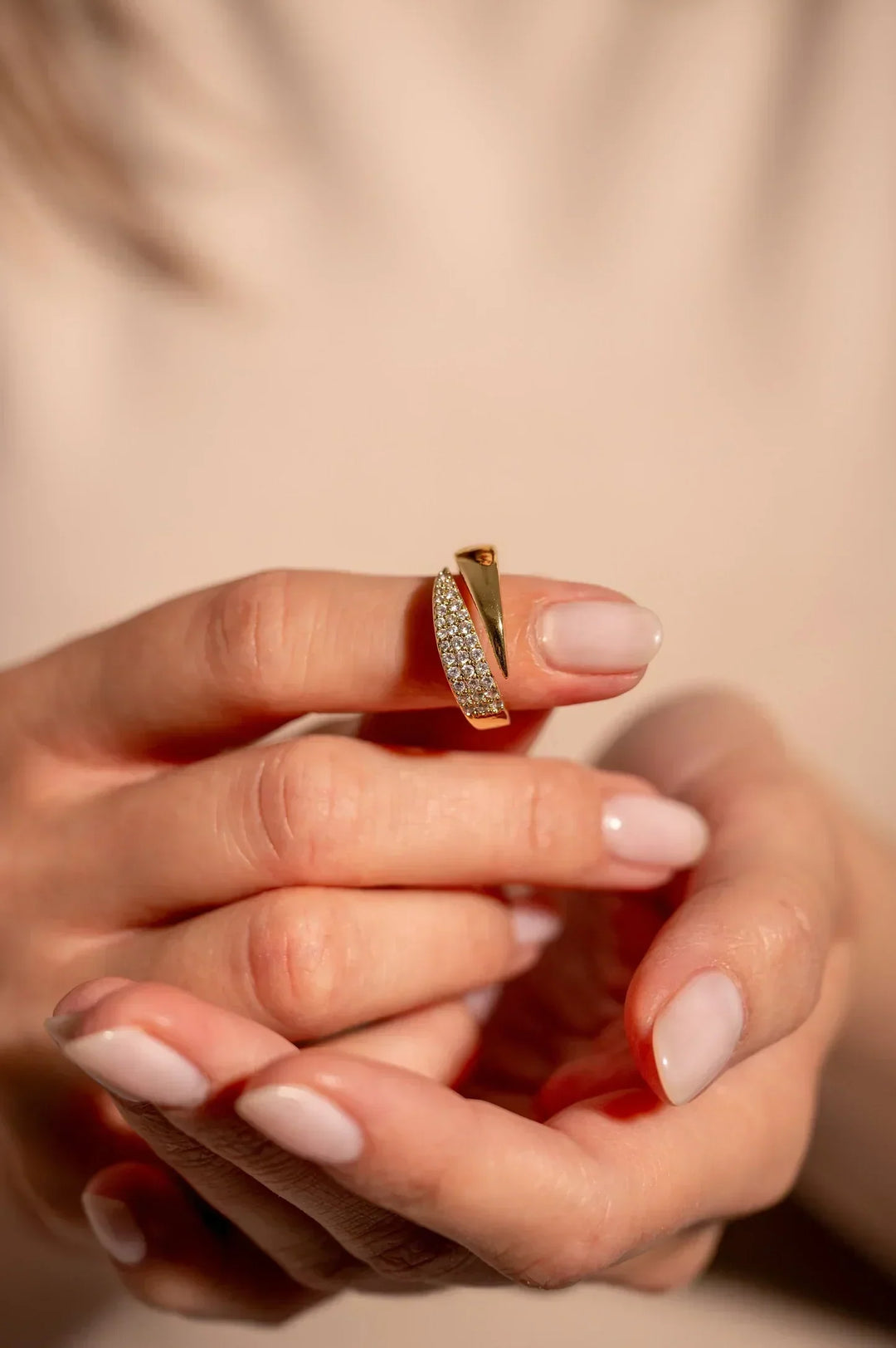 Mila Eleganter Goldring mit funkelnden Steinen